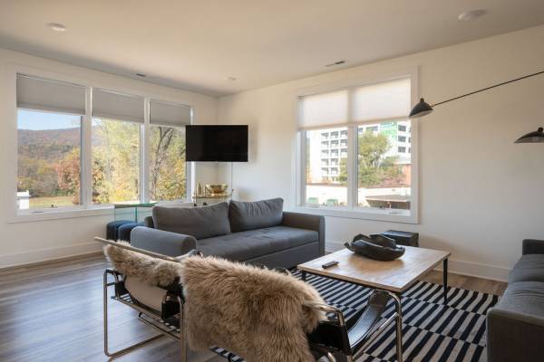 sitting room wth seats for six and hardwood floors