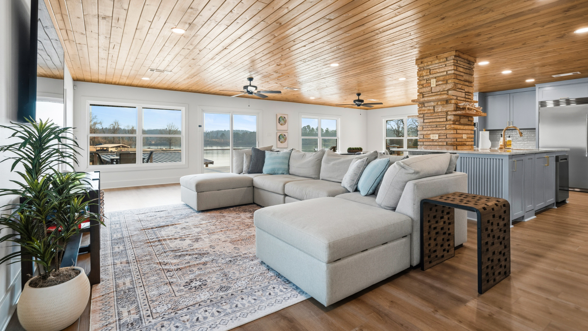 Water’s Edge: A Relaxed Lake Hamilton Retreat in Hot Springs, Arkansas