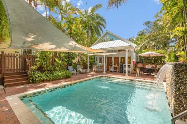 shared pool vacation rentals