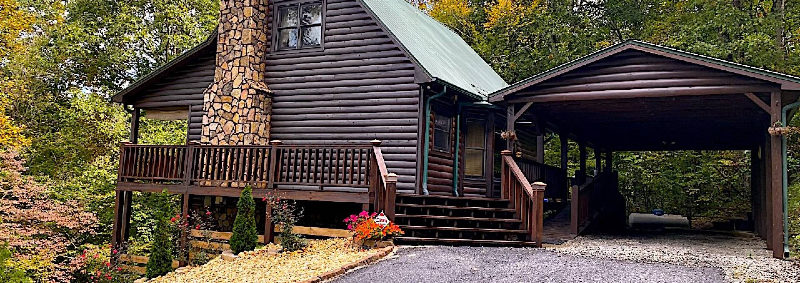 Sitting in Young Harris College Town, close to Blairsville and Hiawassee larger shopping, restaurants and the Marina at Chatuge Lake and Nottely Lake.. Elegant mountains style log siding cabin for peace lovers on creek site.