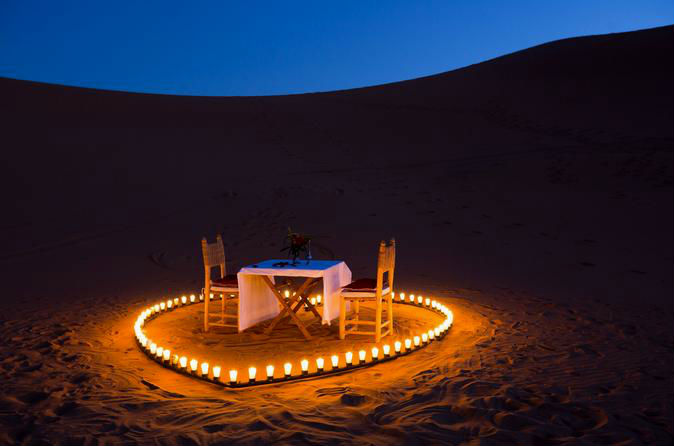 Cena romántica en San Felipe en un lugar secreto en el desierto