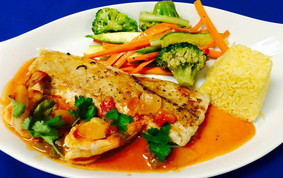 plato de arroz y salmón preparado por el restaurante pavilion