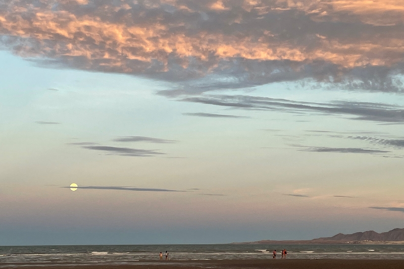 nublado-atardecer-luna-playa-san-felipe-vacaciones-baja-california