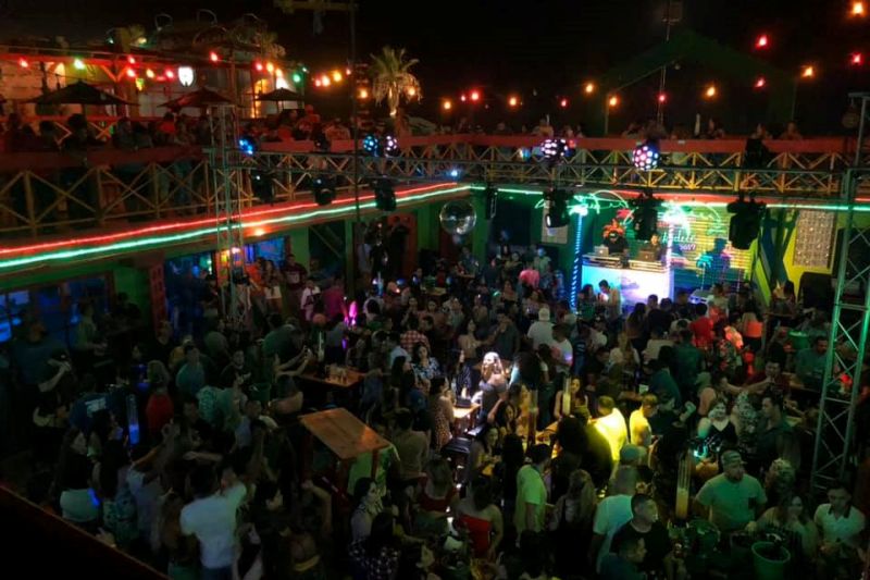 fiesta en discoteca rockodile