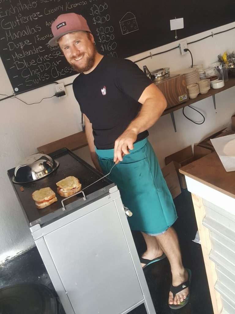Chef chris preparando sándwich en cg-cava boutique Mar de Cortez, San Felipe