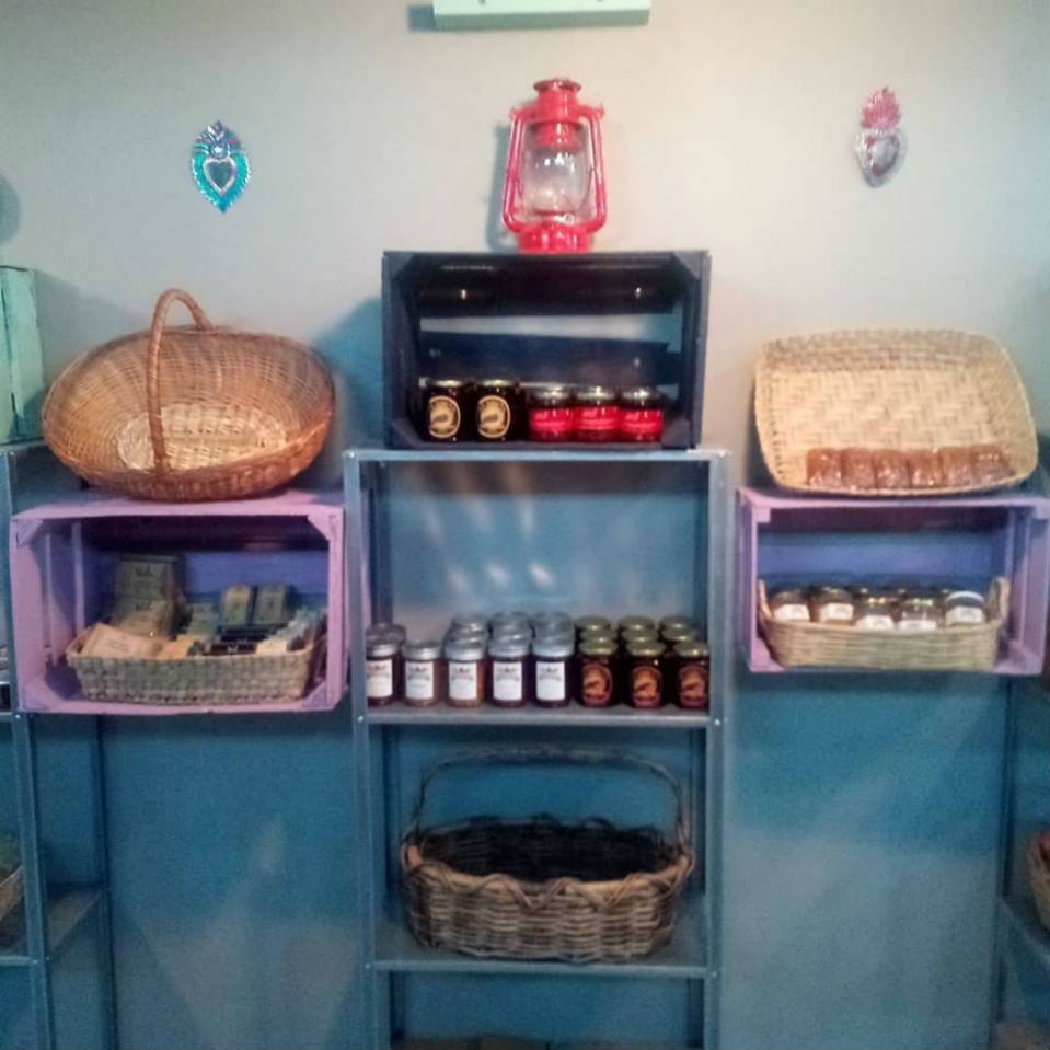 anaqueles con queso y mas en c & g cava boutique san felipe
