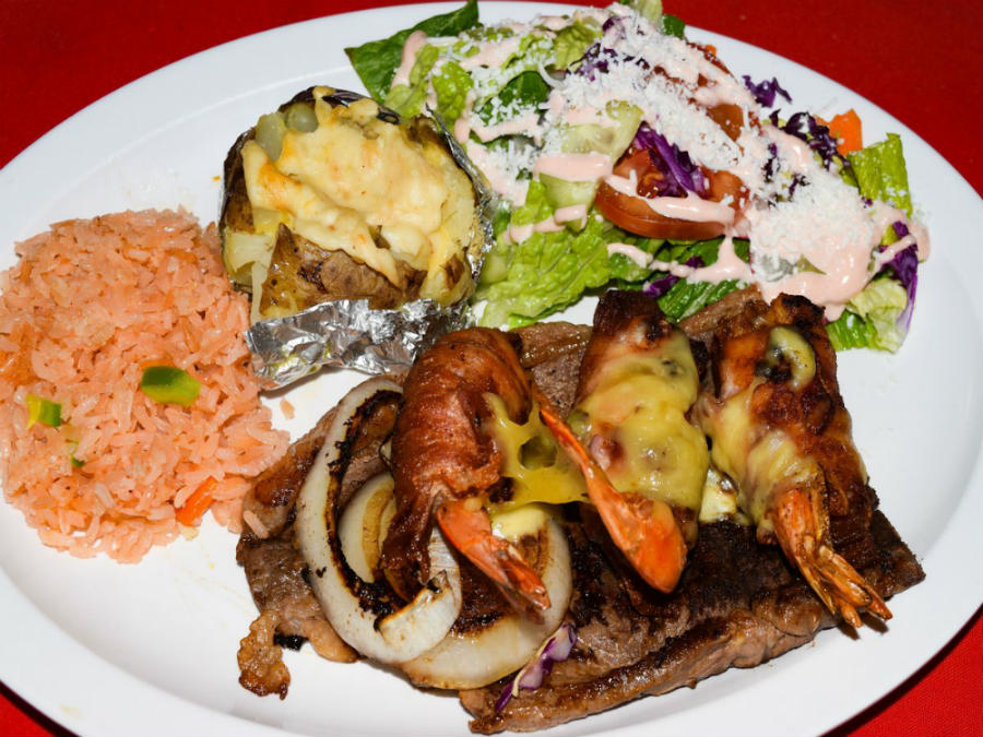 Pescado a la plancha con ensalada en Chuy's Place San Felipe