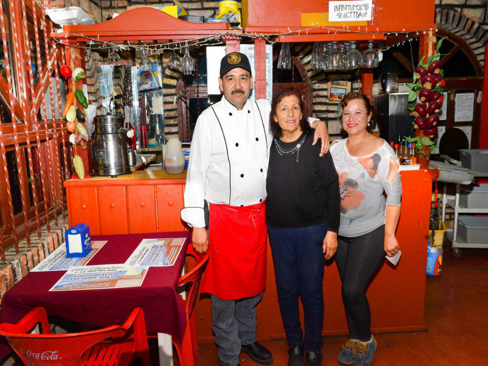Chef y dueños del Restaurante Chuy's Place San Felipe