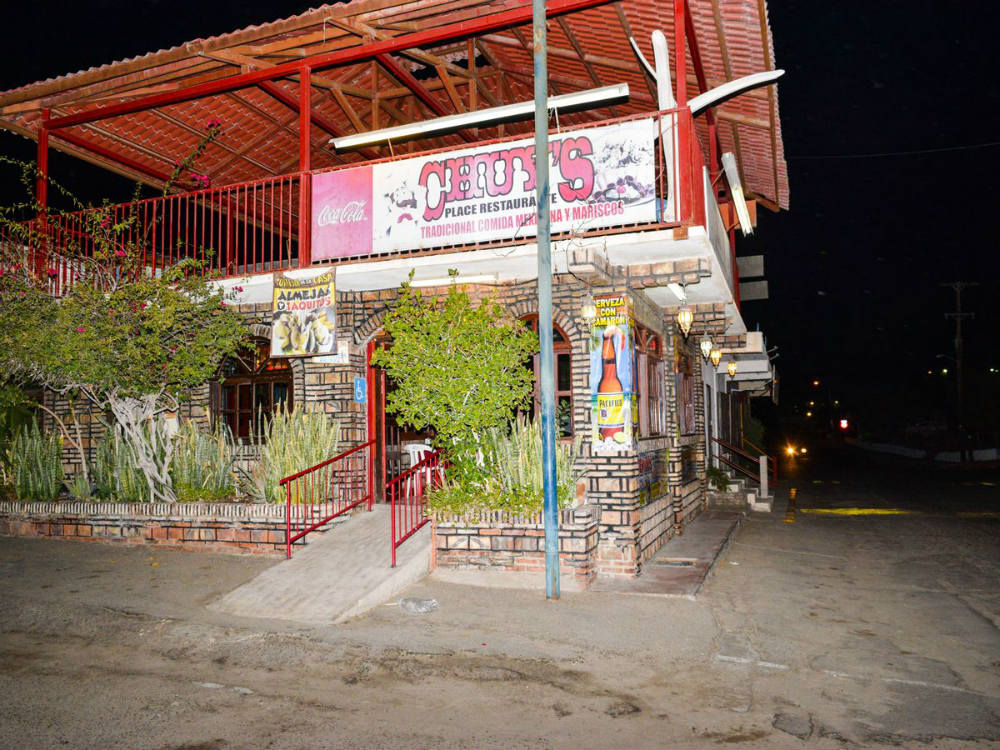 Vista exterior frontal de Chuy's Place - Restaurante San Felipe Baja México