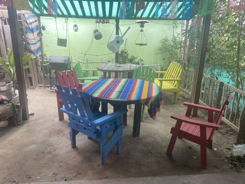 Coyote Burger y Ensalada San Felipe - asientos al aire libre