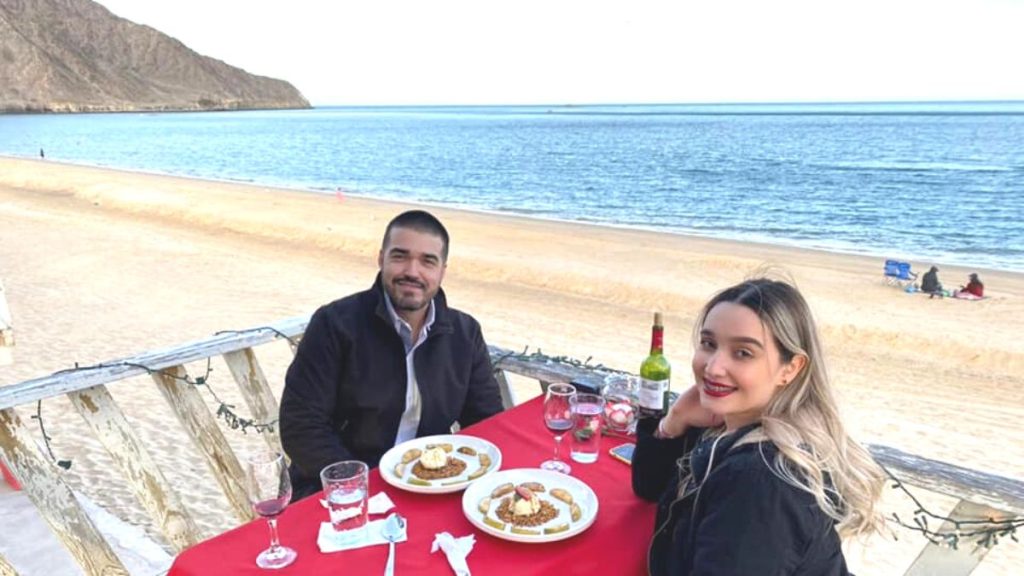 Cena junto a la playa de San Felipe con Check Aaron Zanudo