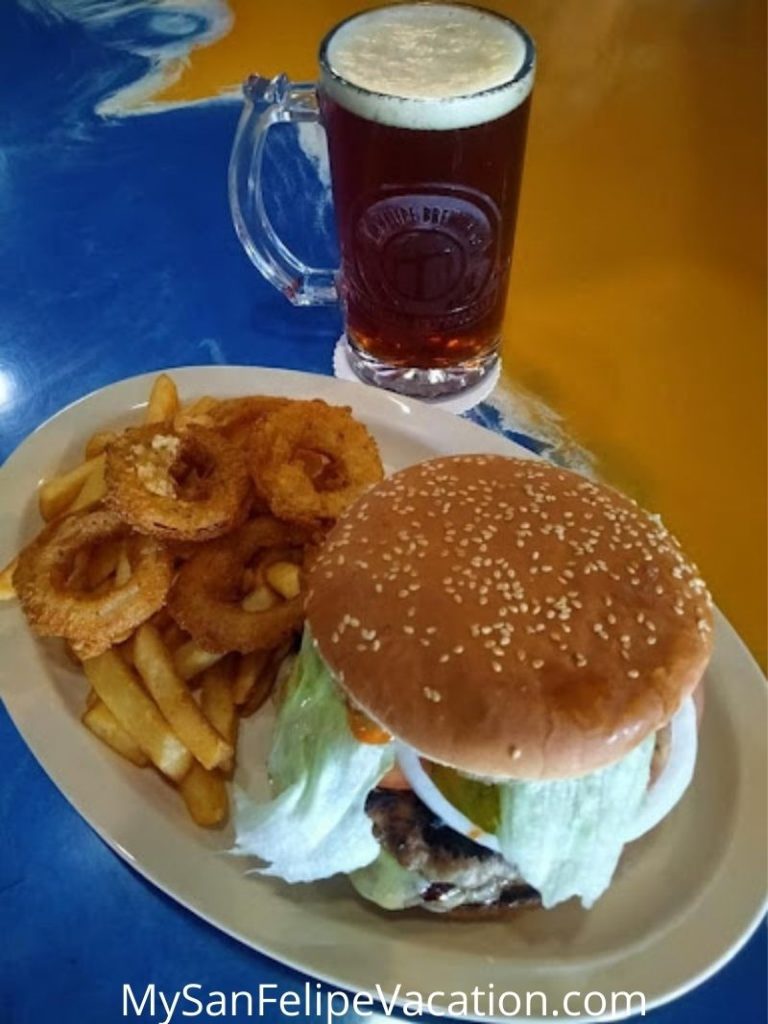 San Felipe Brewing - Cerveza negra con hamburguesa y aros de cebolla