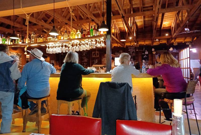 Gente comiendo en el restaurante Alfredo's en San Felipe