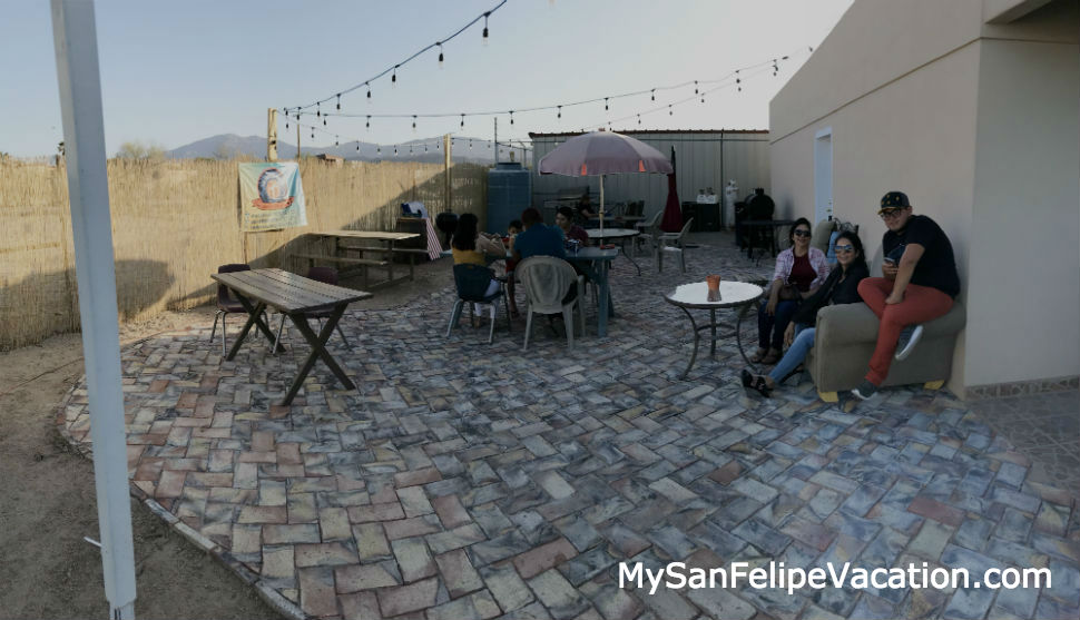 San Felipe Brewing patio al aire libre  