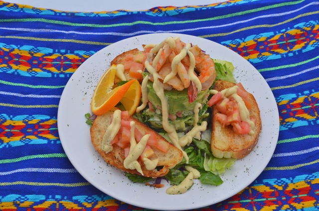 Plato de camarones para el desayuno en el Pabellón