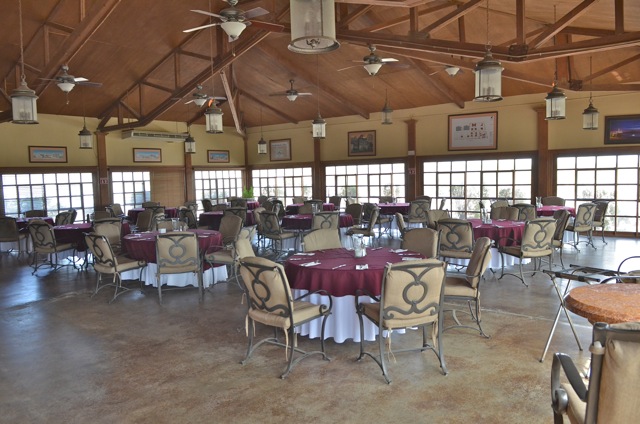 Asientos en el interior del restaurante Pabellón El Dorado