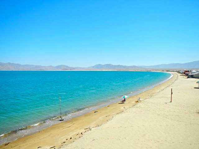 Turista en la playa de Gonzaga Bay