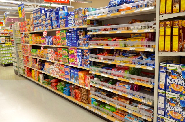 Sección de snacks de la tienda de abarrotes Calimax