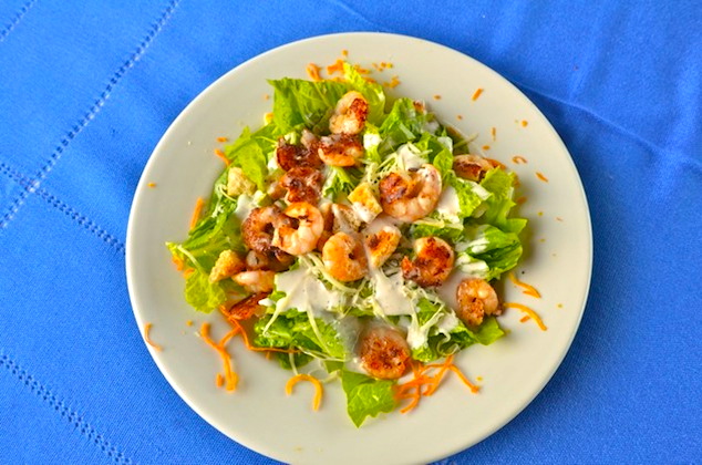 Plato de ensalada de camarones de Baja Mar Plato de ensalada de camarones de Baja Mar