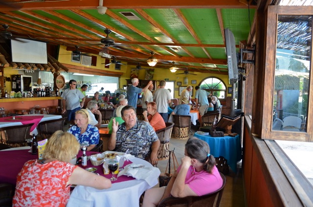 Turistas cenando en el restaurante la Vaquita san felipe