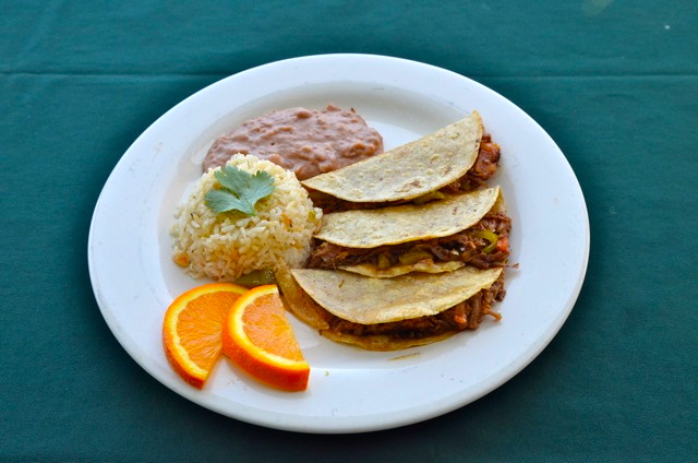 plato de taco de restaurante de arroz y frijoles
