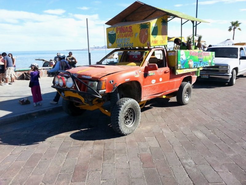Camión de piña colada en la playa de San Felipe