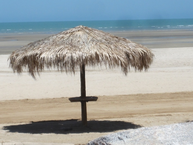 Cabaña de sombrillas en la playa privada de El Dorado Ranch