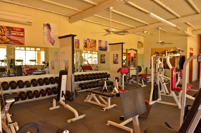 Pesas libres en el gimnasio Squatts 