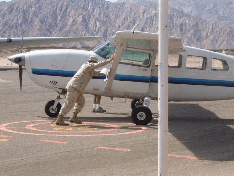 avión del aeropuerto de san felipe méxico preparándose para el despegue