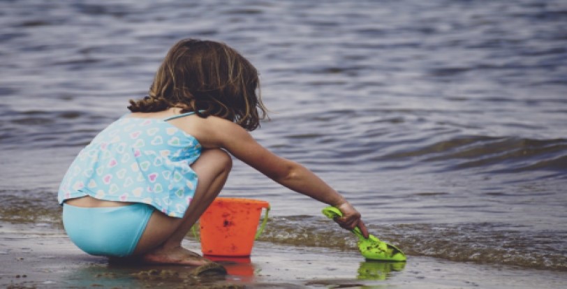 Niños jugando a pasar el agua de vacaciones en San Felipe