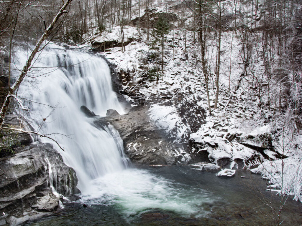 Snowing while the sun peaks through clouds, middle Tennessee : r/snow, image size:1024x768