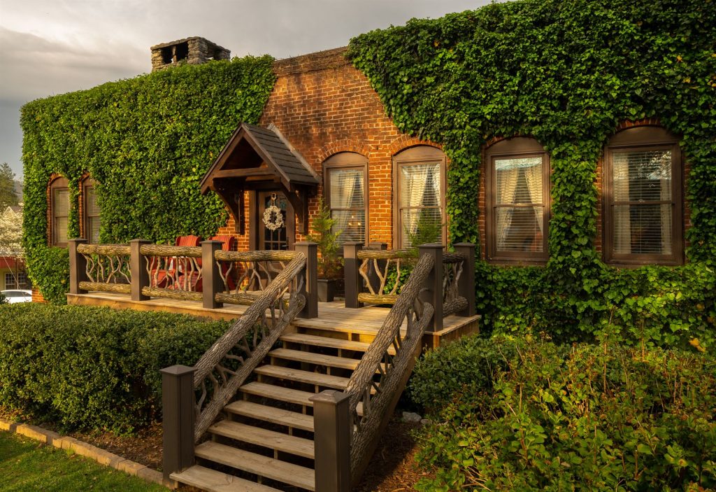 Hemlock Deck-whole side of building